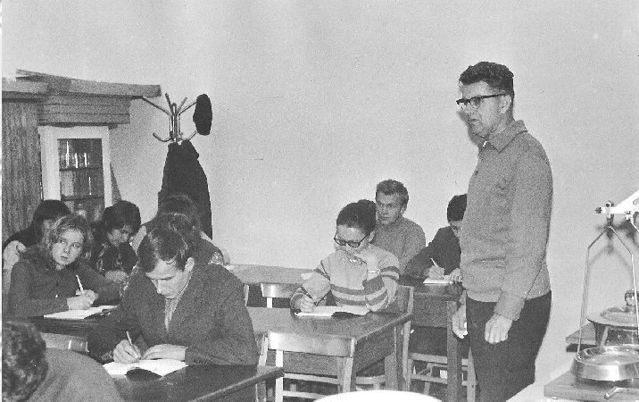Mgr inż. Leon Sądej prowadzi zajęcia ze studentami – lata siedemdziesiąte XX wieku