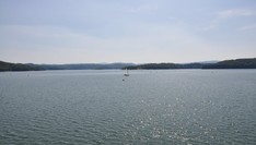 Jezioro Solińskie, długość linii brzegowej 150 km, średnia głębokość 25 m