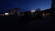 Ośrodki: ATRIUM (po lewej), AMER-POL (po prawej) - po zmierzchu
