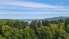 Bieszczady - w głębi powierzchnia jeziora oraz zapora 