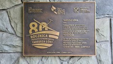 Tablica przy wejściu do Akademickiego Ośrodka Szybowcowego