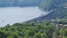 Zapora i Jezioro Solińskie w krajobrazie bieszczadzkim 