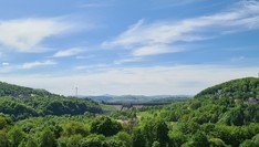 Zapora solińska w krajobrazie bieszczadzkim - długość korony ok. 665 m, wysokość ok. 82 m
